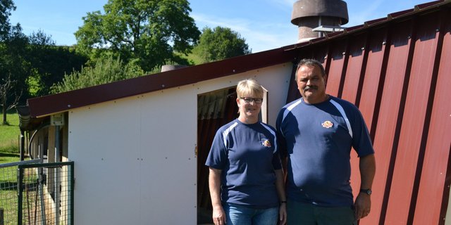 Susanne und Hugo Käser aus Fendringen bei Bösingen FR freuen sich über den schönen Stall. (Bilder jba)