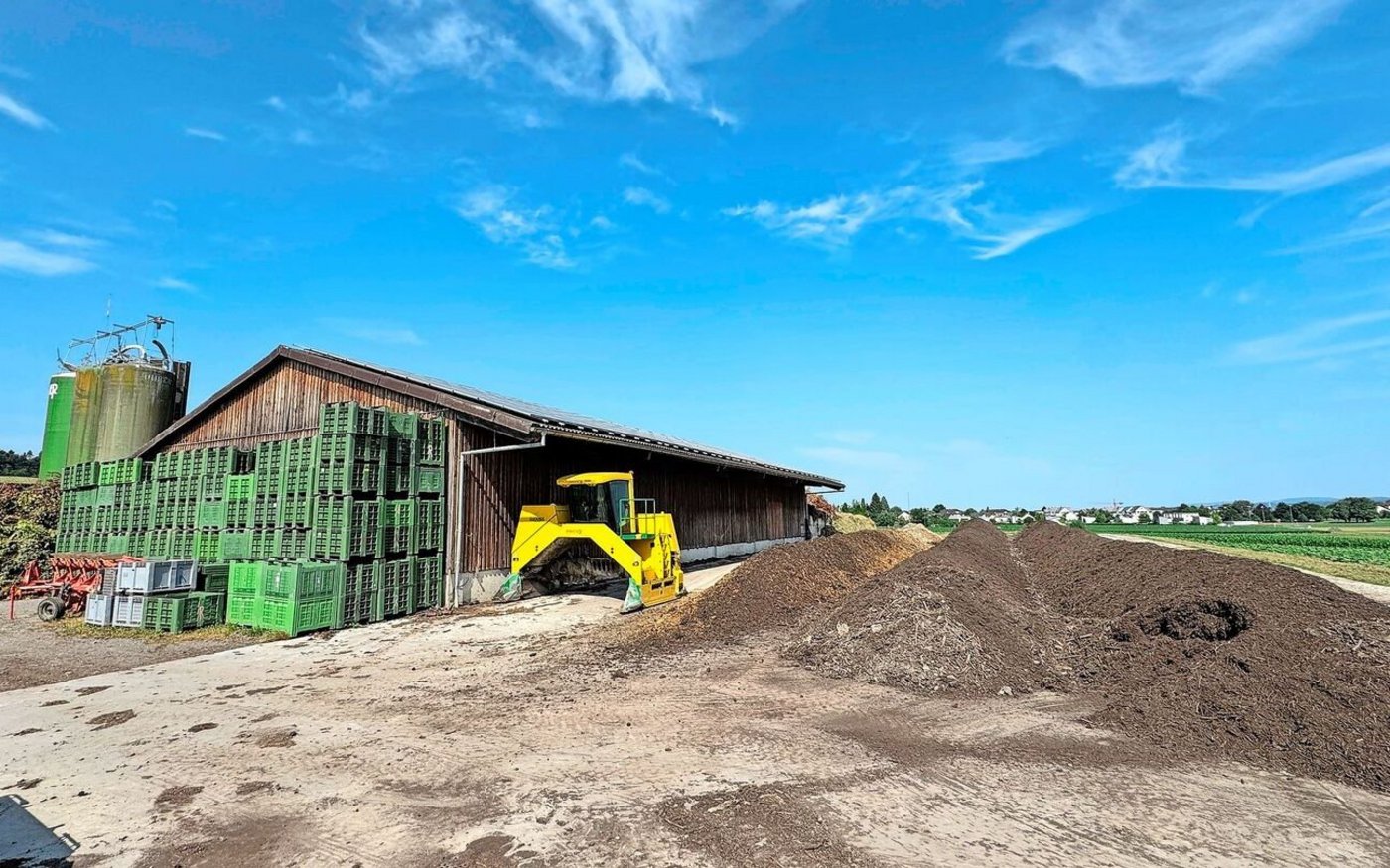 Einer der Hauptbetriebszweige ist die Produktion von Kompost. Dieser wird an Private verkauft oder auf den eigenen Feldern ausgebracht. 