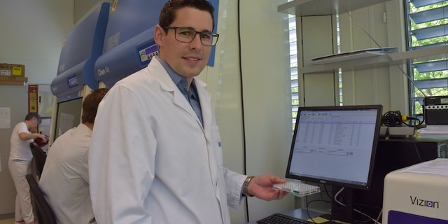 Patrick Wirth mit einem Antibiogramm, das kurz vor der Auswertung steht. (Bilder sgi)