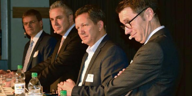 Peter Grünenfelder (vorne) erhielt von den anderen Podiumsteilnehmern Martin Keller, Urs Kessler und Reto Sopranetti (v. l. n. r.) prompte Antworten auf seine Vorwürfe. (Bild Jürg Vollmer)