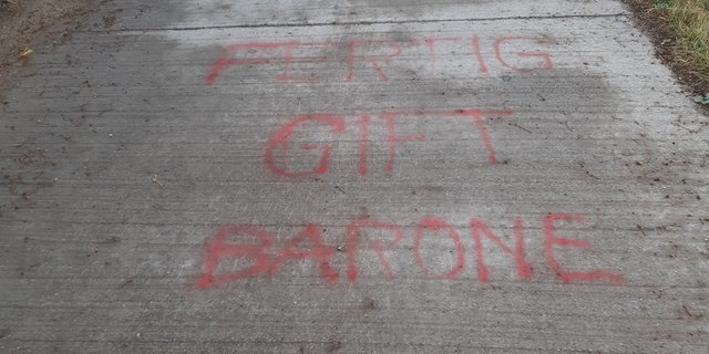 Unbekannte haben diesen Schriftzug mehrfach in Blickrichtung der Gemeinde Kappelen gesprayt. (Bild Andrea Wyss)