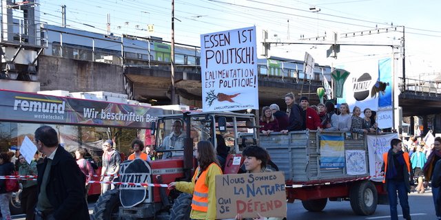Das Motto der Demo «Essen ist politisch» soll auf die Macht der Konsumenten beim Einkauf hinweisen. (Bild jsc)