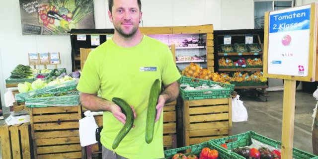 Pascal Gutknecht im Hofladen, wo nebst normalem Gemüse viel Gemüse verkauft wird, das nicht ganz den üblichen Verkaufsnormen entspricht. (Bilder Esther Thalmann)