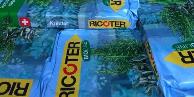 Schweizerinnen und Schweizer kaufen gerne Sackerde. Leider ist weder Inhalt noch Alter der Erde deklarationspflichtig. (Bild et)