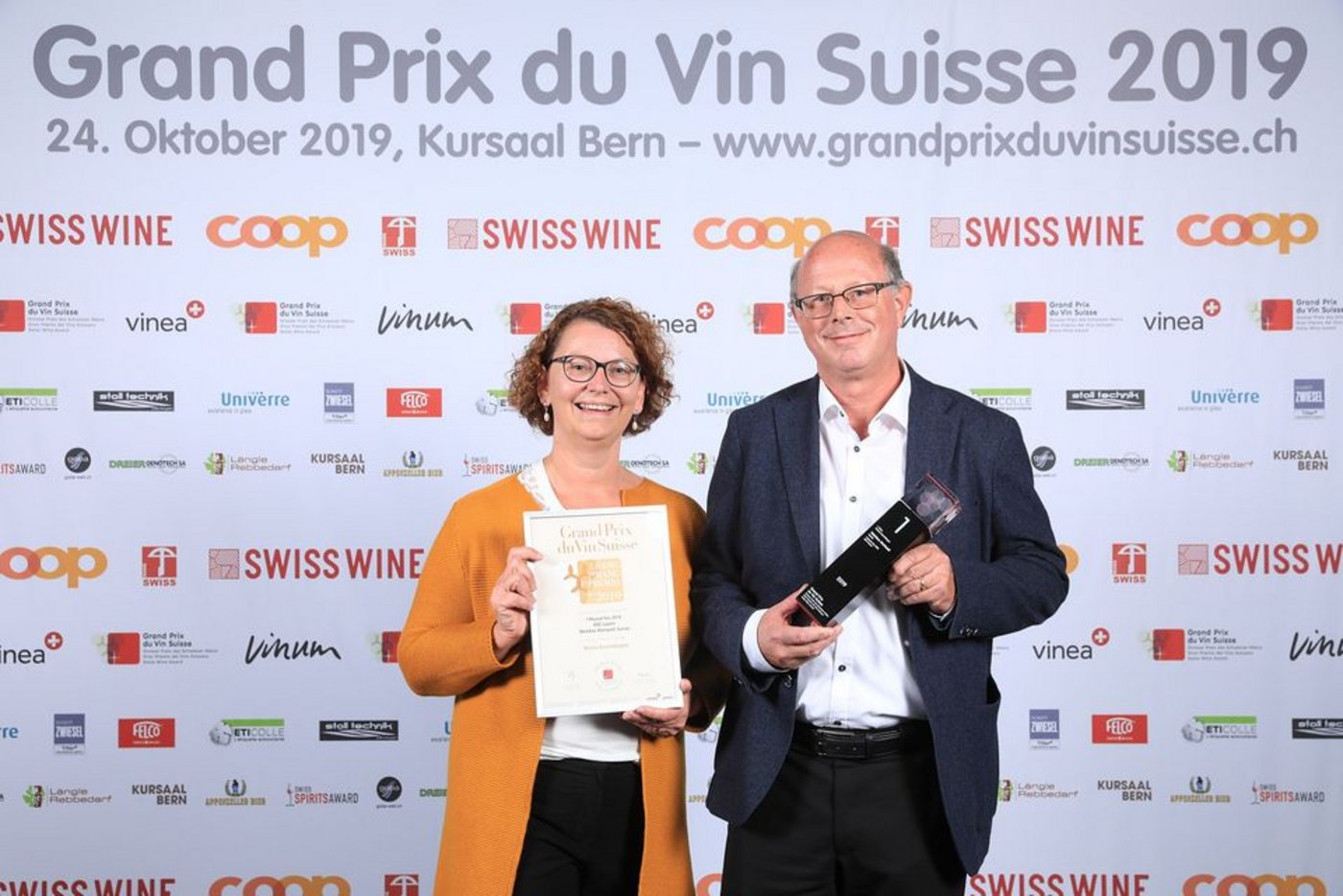 Andrea und Beat Felder freuen sich über den Sieg am Grand Prix du Vin Suisse mit ihren Weisswein «J Muscat sec». (Bild zVg)