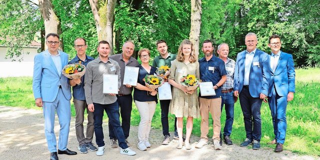 Die Sieger der Staatsweine BL BS 2024, umrahmt von Regierungsrat Kaspar Sutter (l.), Christoph Böbner, Leiter Ebenrain (2. v. r.), und Regierungsrat Thomi Jourdan (r.).
