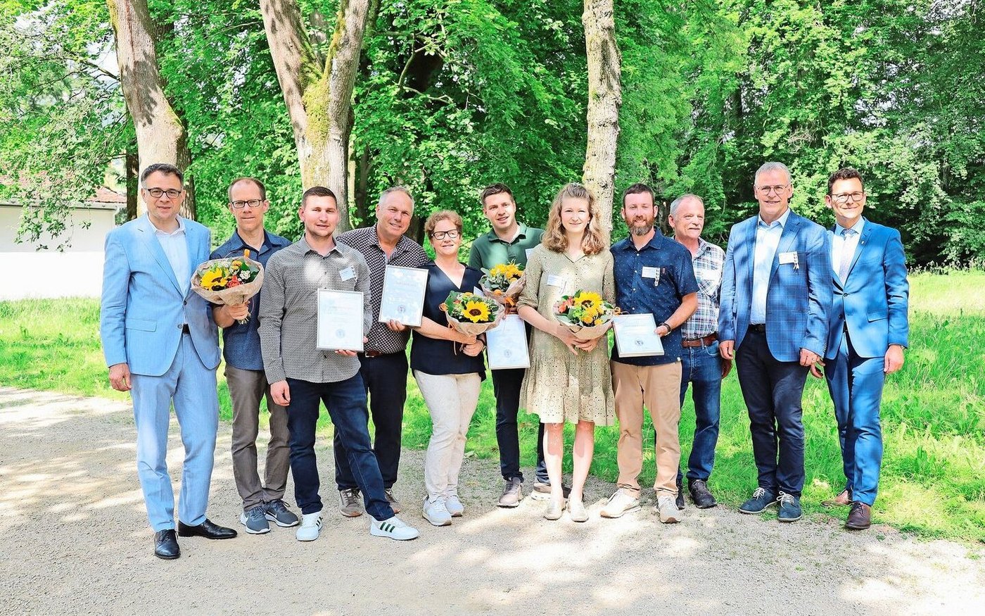 Die Sieger der Staatsweine BL BS 2024, umrahmt von Regierungsrat Kaspar Sutter (l.), Christoph Böbner, Leiter Ebenrain (2. v. r.), und Regierungsrat Thomi Jourdan (r.).