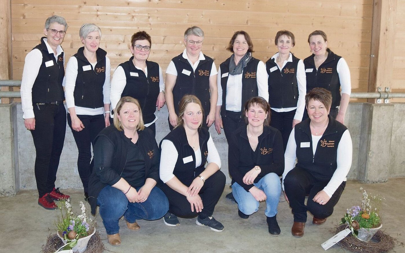 Die neue Präsidentin, Edith Camenzind (in der Mitte stehend), umringt von ihren Vorstandsgenossinnen der Schwyzer Bäuerinnenvereinigung.