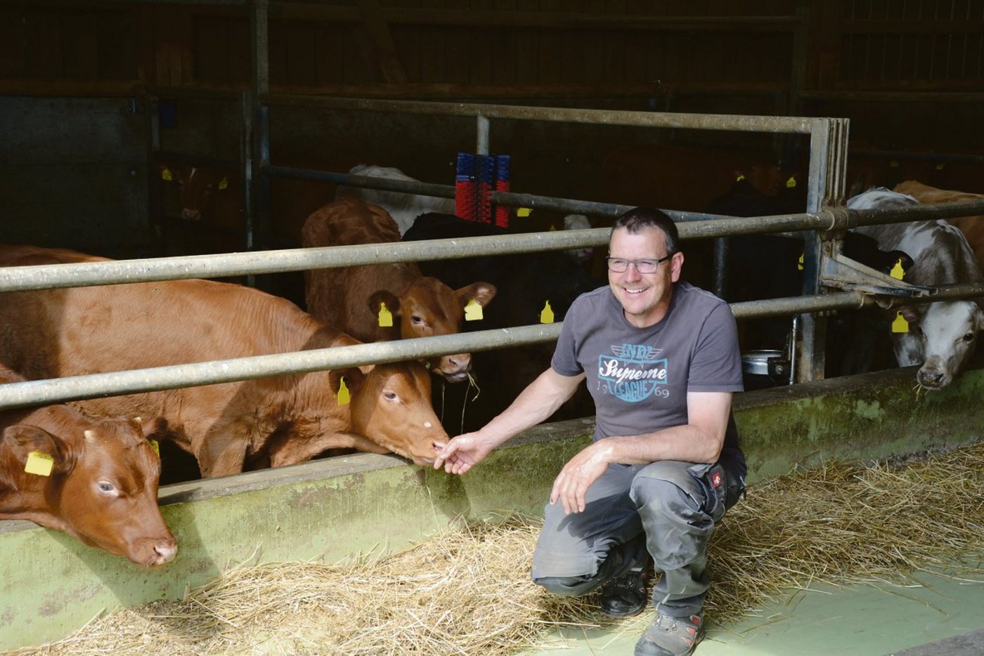 Fredy Saller schwärmt von seinem Traktor mit Motorenheizung: «Der startet im Winter reibungslos und man friert weniger.»(Bild jsc)