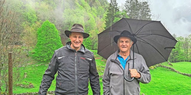 Der jetzige Pächter Michael Flück (links) mit dem Verpächter Simon Kohler. Seit 2019 bewirtschaftet Flück die Fläche Bräch. 
