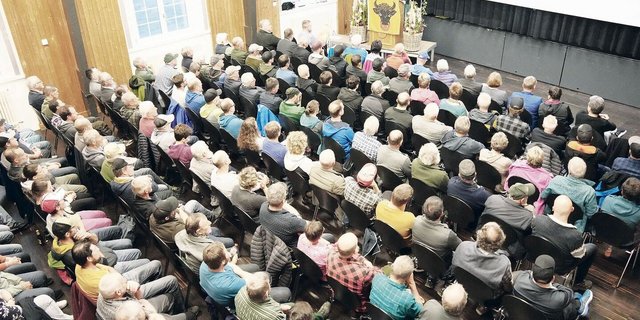 Grosses Interesse an der Wolfsproblematik in Uri. In der Aula Bürglen versammelten sich 250 Leute. 