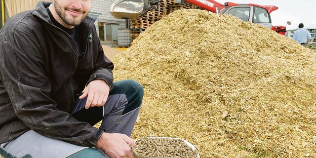 Fabian Roos, Betriebsleiter in Oberkirch, ist mit der diesjährigen Maisernte und -trocknung sehr zufrieden. (Bild Josef Scherer)
