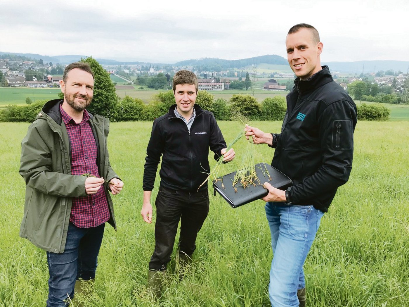 Daniel Nyfeler, Bruno Nabulon und Raphael Bernet sind gespannt auf die ersten Resultate des Übersaatversuches, die frühestens in einem Jahr zu erwarten sind.(Bild Alexandra Stückelberger)