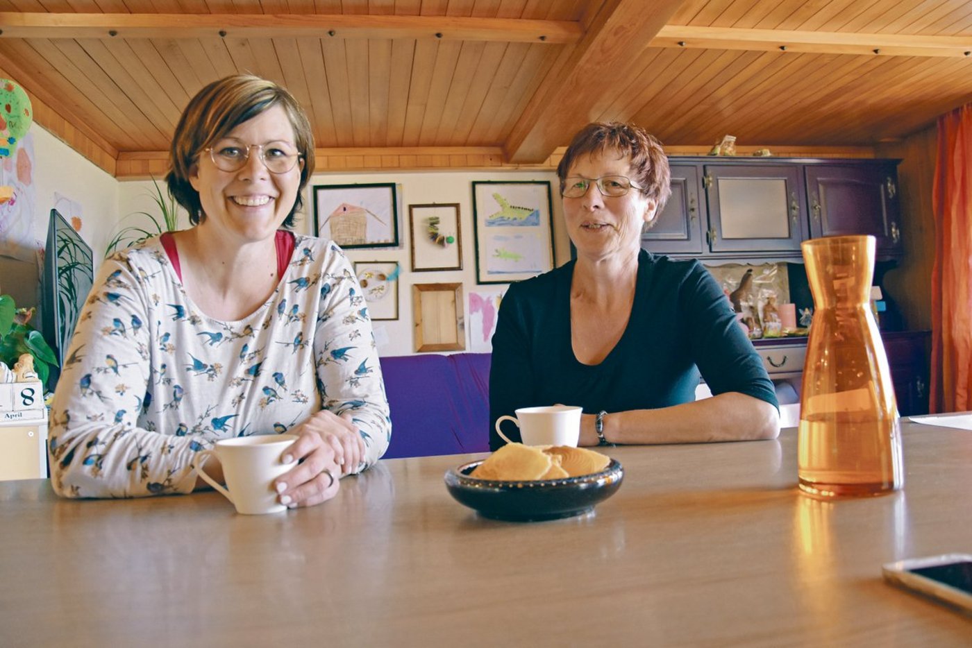 Brigitte Blaser (links) und ihre Mutter Erika Gilgen am Stubentisch: Der Austausch war offen und es wurde viel gelacht beim gemeinsamen Gespräch.(Bild Esther Thalmann)