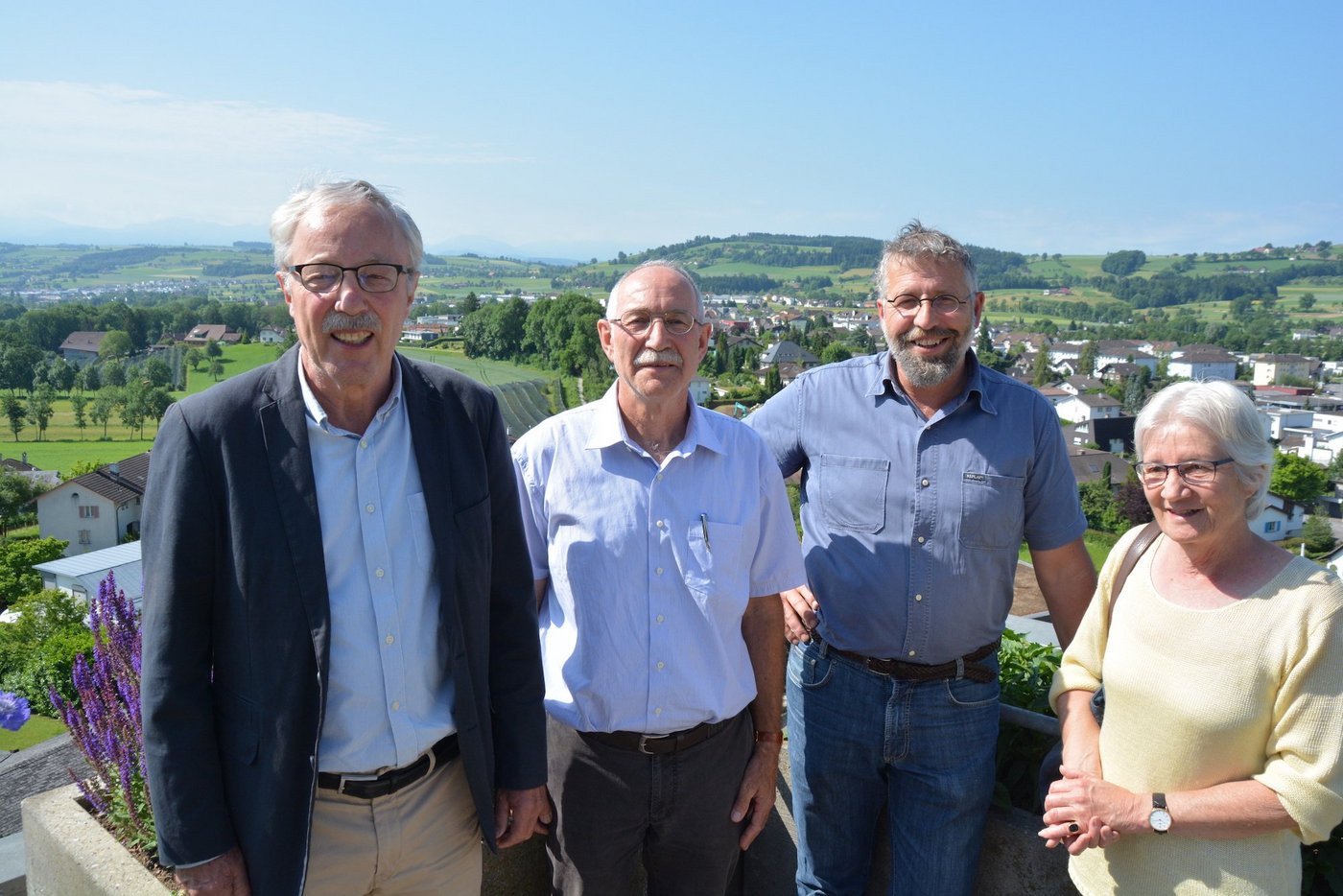 Bäuerliche Vertreter im Initiativkomitee: Die pensionierten Agronomen Josef Blum und Franz Xaver Kaufmann, Landwirt Hanspeter Hunkeler und Biobäuerin Wendy Peter (v.l.)  (Bild js)