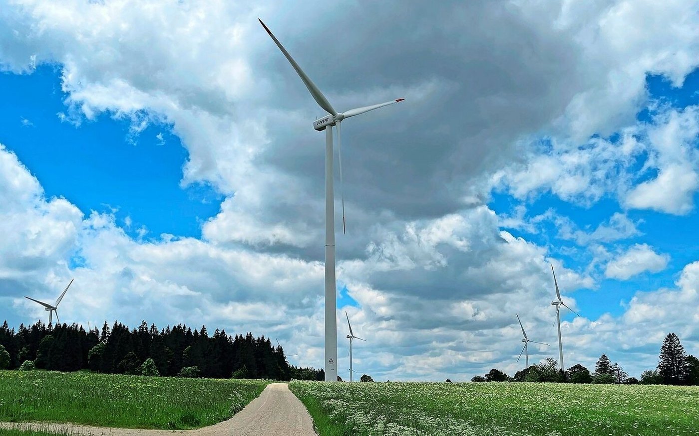 Auf dem Mont Crosin im Berner Jura gibt es seit Jahren Windräder, in Kirchlindach versucht man dies zu verhindern.  