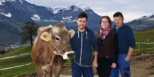 Es stehen wieder Kühe im Stall: Lukas, Lisbeth und Walter Auf der Maur (v. l. n. r.) mit der Patrol-Jungkuh Lidya. 