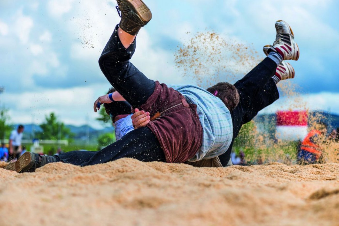 Nächstes Jahr fliegt wieder das Sägemehl. Bis dahin helfen Videos, Musik und Bilder dabei, die Lücke ohne Schwing-Anlässe zu überbrücken. (Bild Eidg. Schwing- und Älplerfest 2019 Zug)