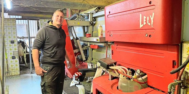 Roman Bieri neben dem Melkroboter Lely A3. Der A5 wird im Dezember installiert.