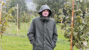 Landwirt Stefan Gerb Landwirt Stefan Gerber vor seiner Haselnussanlage in Mettmenstetten. Die ersten Bäume hat er vor zwei Jahren gepflanzt. Bereits gibt es vereinzelt Nüsse.