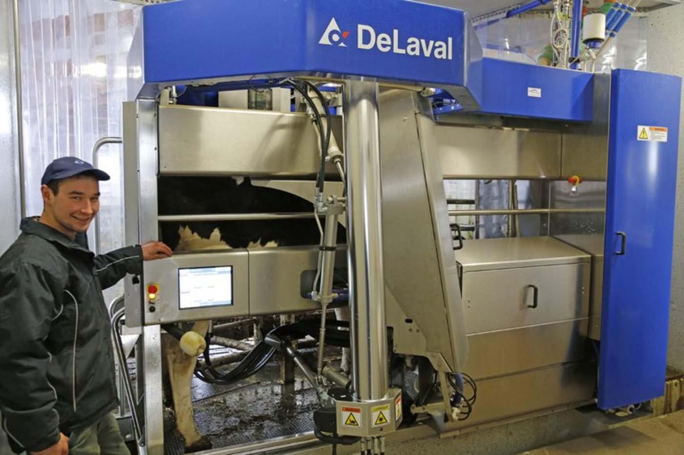 homas Näf spart dank dem Roboter Zeit. Zudem erhält er wichtige Informationen über die Kühe und die Milch. Rund 200'000 Franken kostet ein Melkroboter.  (Bild mw/lid)