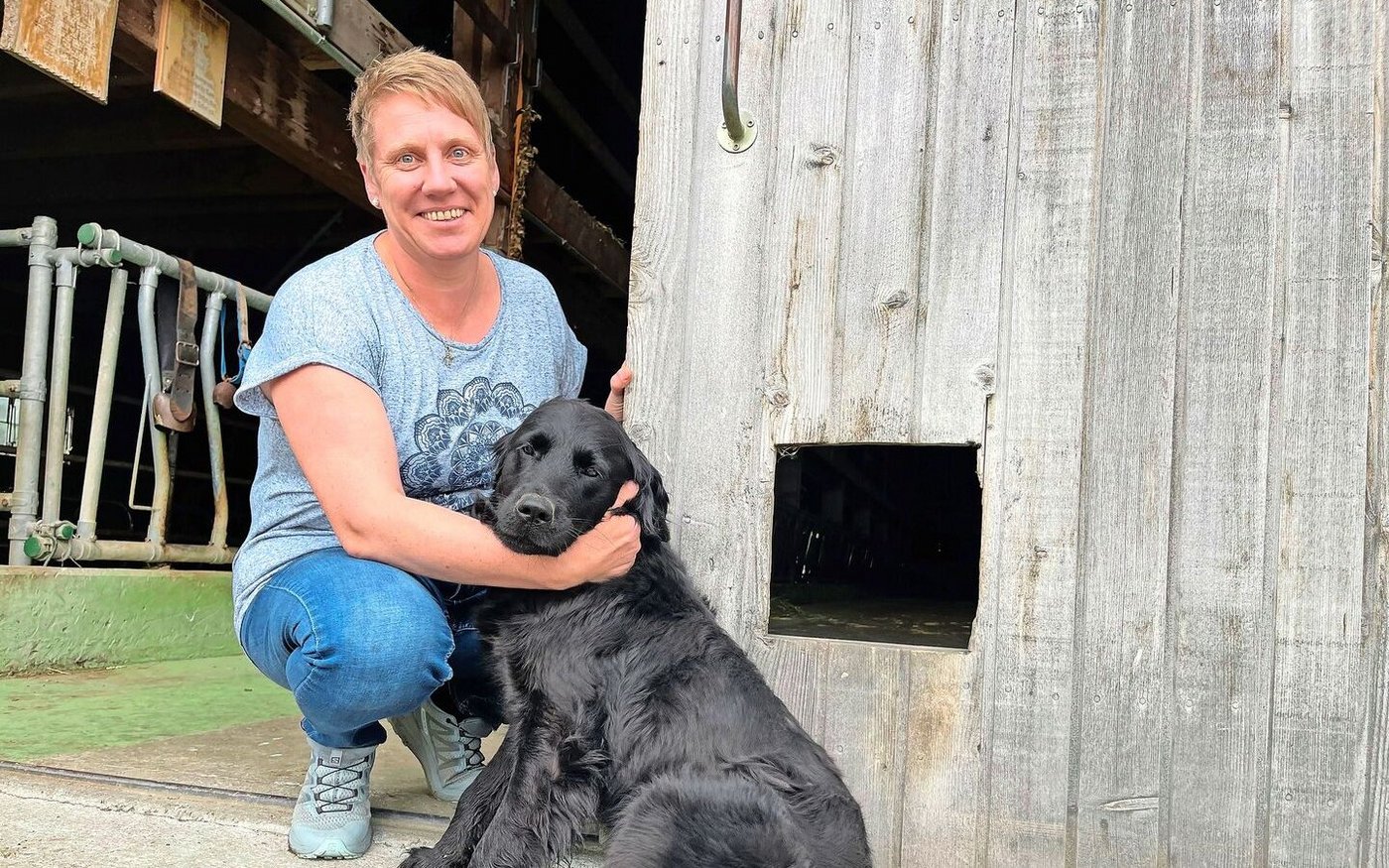 Die Mutterkühe sind auf der Alp: Verschnaufpause für Astrid Murpf mit Hündin Juna.