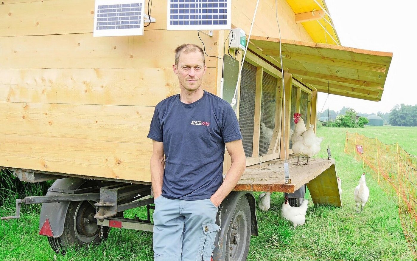 Pirmin Adler beim Hühnermobil: Der Landwirt hat schon grosse Erfahrungen mit Agroforst. 