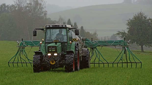 Die Gemeinschaft geht auf das Jahr 2011 zurück, als Vater Peter Spring zusammen mit zwei weiteren Landwirten ein acht Kubikmeter grosses Druckfass mit angehängtem, neun Meter breitem Schleppschlauchverteiler kaufte.