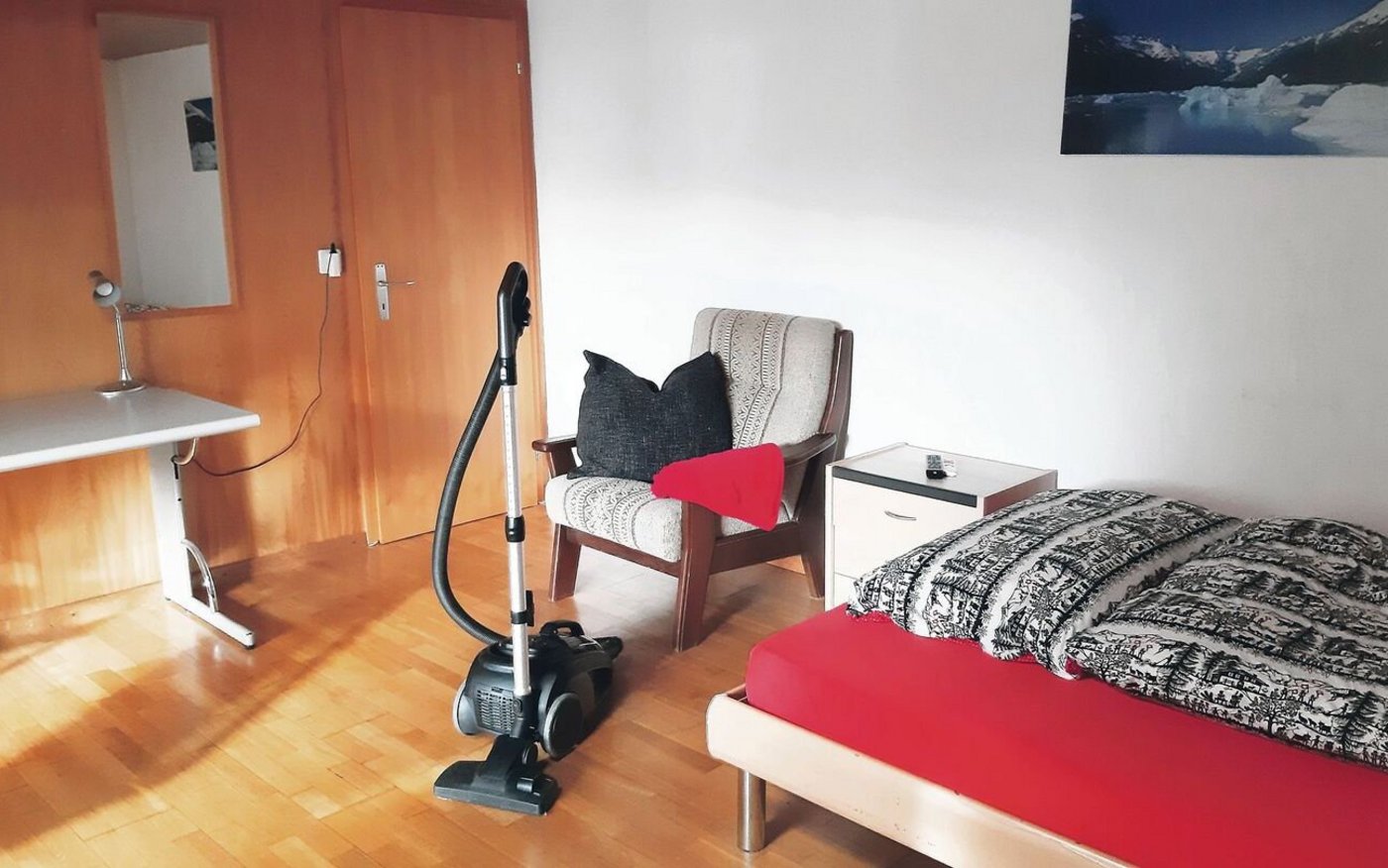 Ob die Zimmerreinigung und das Beziehen des Bettes beim Logisabzug inbegriffen sind oder nicht, ist nirgends klar geregelt. Im zwischenmenschlichen Bereich können die Bauernfamilien also noch einiges selbst entscheiden und regeln und tun das auch.  