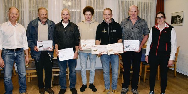 Adrian Weber (links) und Sandra Staub-Hofer (rechts) überreichten die Plaketten  an: Franz Hofer, Daniel Käser-Egger, Andreas Schaad, Werner Dennler und Hansruedi Allenbach (v. l. n. r.).