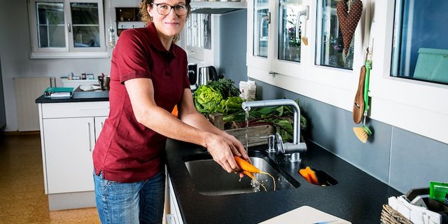 Eveline Villiger kocht gern, je nach Umständen wird es aber neben allen anderem etwas viel. (Bild Ueli Christoffel/SRF)
