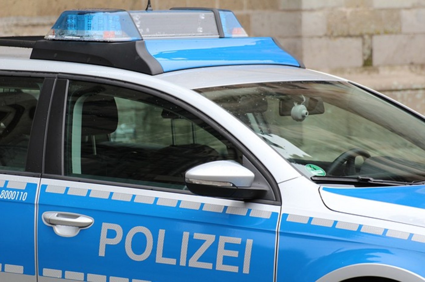 Die Polizei hielt den 54-jährige Fahrer so lange auf, bis die verbliebenen Weincontainer gesichert waren. (Bild pixabay)