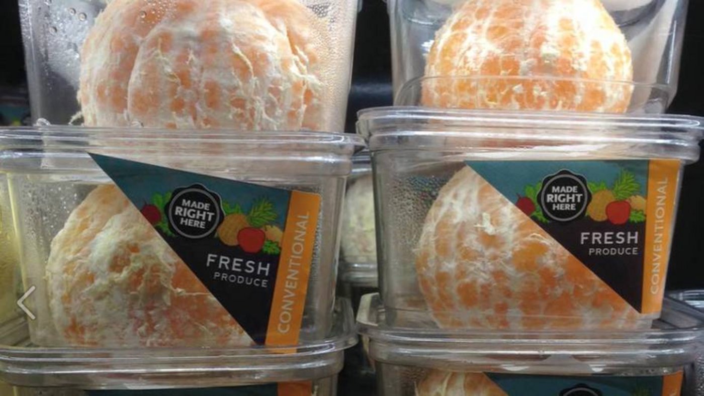 Geschälte Orangen in Plastik sind nur ein Beispiel: Skurrile Funde aus dem Lebensmittelhandel. (Bild Nathalie Gordon/Twitter)