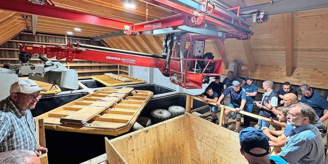 Mit einem Kran mit Teleskopgreifarm wird die Silage aus den mehr als zwölf Meter tiefen Silo-Kompartimenten entnommen.