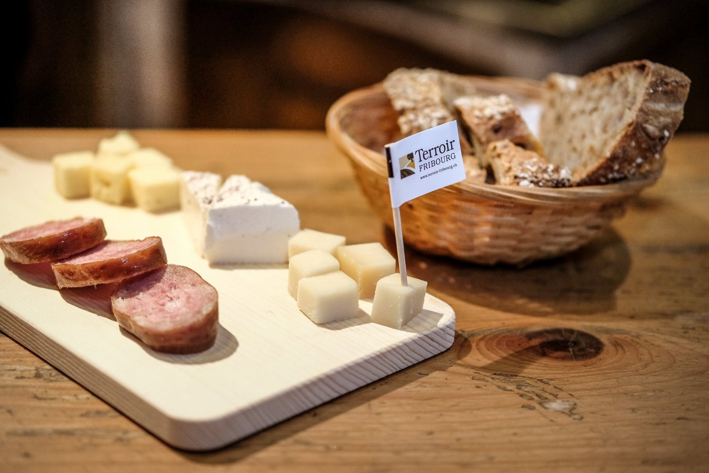 Greyerzer AOP, Vacherin Fribourgeois AOP und Freiburger Charcuterie- Spezialitäten und Backwaren bekommt zu Probieren, wer Freiburger Wein bestellt. (Bild zVg)