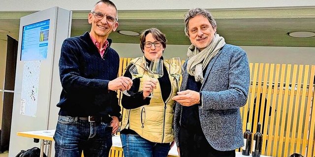 Die Vorstandsmitglieder der Müller-Thurgau-Stiftung: Lukas Bertschinger, Nina Wägeli und Markus Matzner stossen auf ein erfolgreiches Jubiläumsjahr an. 