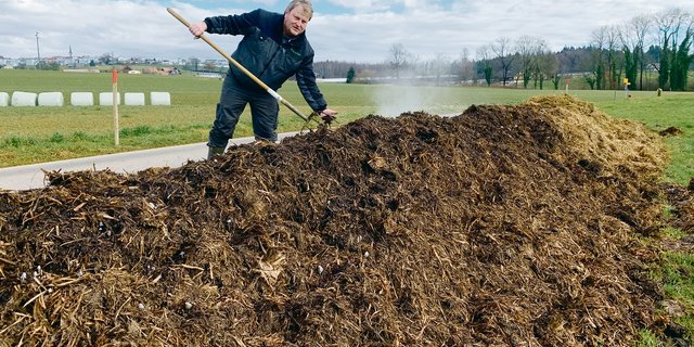Roger Fleischlin von der Wenischwand in Sempach kompostiert vor dem Austrag sämtlichen Mist am Feldrand. Er ist überzeugt, dass dies besser für den Boden ist. (Bild Josef Scherer)