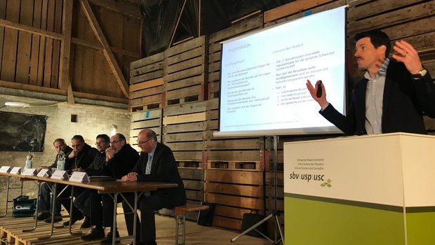Studienautor Martin Pidoux erläutert die Ergebnisse der Studie auf dem Betrieb von Urs Bürgi in Limpach BE. (Bild akr)