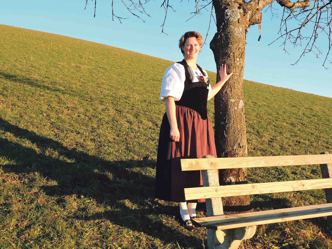 Karin Röthlisberger in ihrer Tracht, die sie zu Jodeln trägt. (Bild Barbara Heiniger)