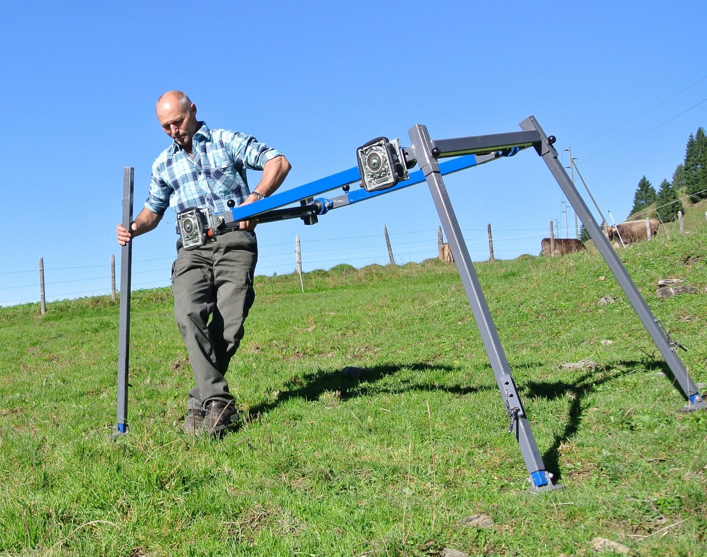 Peter Studer und der von ihm entwickelte, zusammensteckbare Kuhlift.