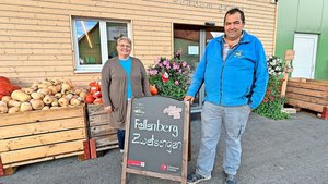 Astrid und Vinzenz B Astrid und Vinzenz Bütler stehen vor ihrem Hofladen in Wädenswil und preisen Zwetschgen an. Dieses Jahr gibt es genug, sodass ein Teil entkernt und tiefgefroren angeboten wird.