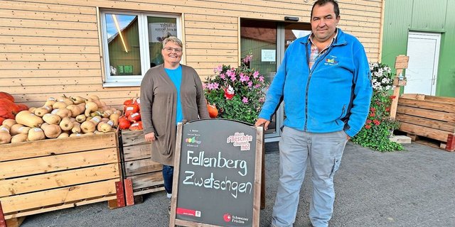 Astrid und Vinzenz Bütler stehen vor ihrem Hofladen in Wädenswil und preisen Zwetschgen an. Dieses Jahr gibt es genug, sodass ein Teil entkernt und tiefgefroren angeboten wird.