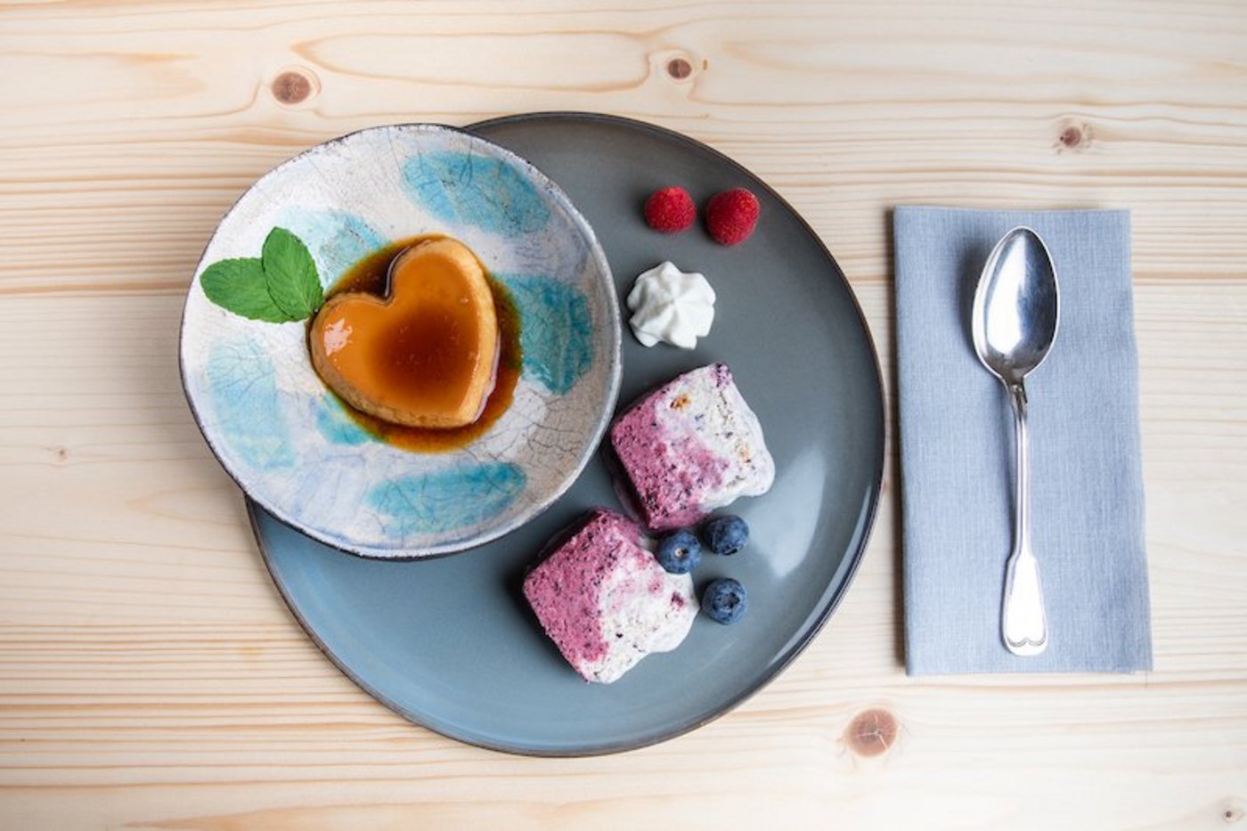 Caramelköpfli und gestrudeltes Vanille-Heidelbeer-Parfait. (Bild SRF/ Ueli Christoffel)