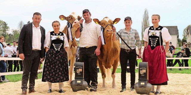 Die Siegerinnen unter den Seniorkühen: Der Miss-Titel ging an Hinterfluh’s Odyssey Somalia (r.) von Florian Jakob, Miss Schöneuter wurde Wingeiers Echo Loriana von Hansueli Wingeier.