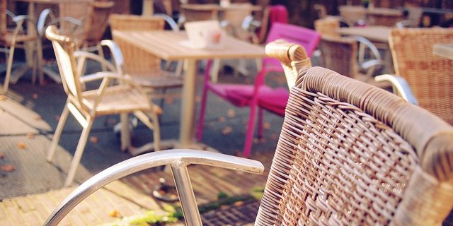 Wegen der neuen, ansteckenderen Virusvarianten bleibe die Lage fragil, schreibt der Bundesrat. Somit wird es noch mindestens über einen Monat dauern, bis an den Tischen im Aussenbereich von Restaurants wieder Gäste Platz nehmen können. (Bild  epicantus/Pixabay)