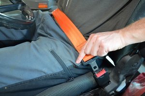 Besonders wer Hanglagen bewirtschaftet, sollte beim Nachrüsten mit Sicherheitsgurten auf das richtige Modell achten. (Bild BUL)