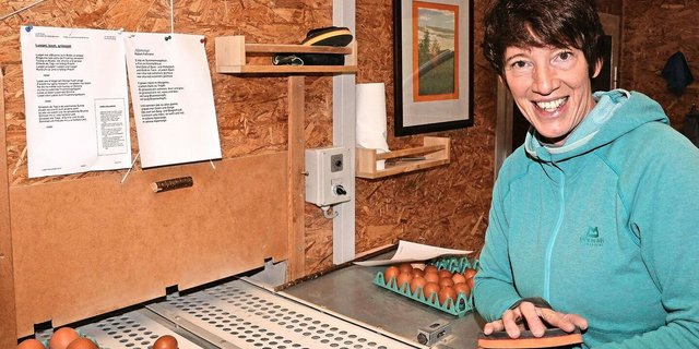 Die zu lernenden Jodelliedertexte hat Regula Kälin beim Eiersortieren immer im Blickfeld.