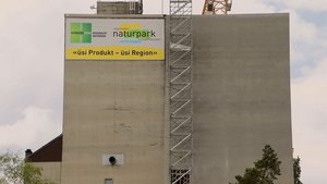 Hoch oben am Getreid Hoch oben am Getreidesilo in Hallau prangt das beeindruckende Werbebanner für den regionalen Naturpark.