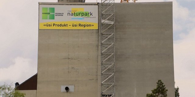 Hoch oben am Getreidesilo in Hallau prangt das beeindruckende Werbebanner für den regionalen Naturpark. 