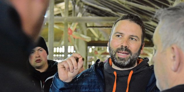 Bernhard Wasem arbeitet zu 40 Prozent auswärts. Für ihn müssen die Stallarbeiten effizient ablaufen. 